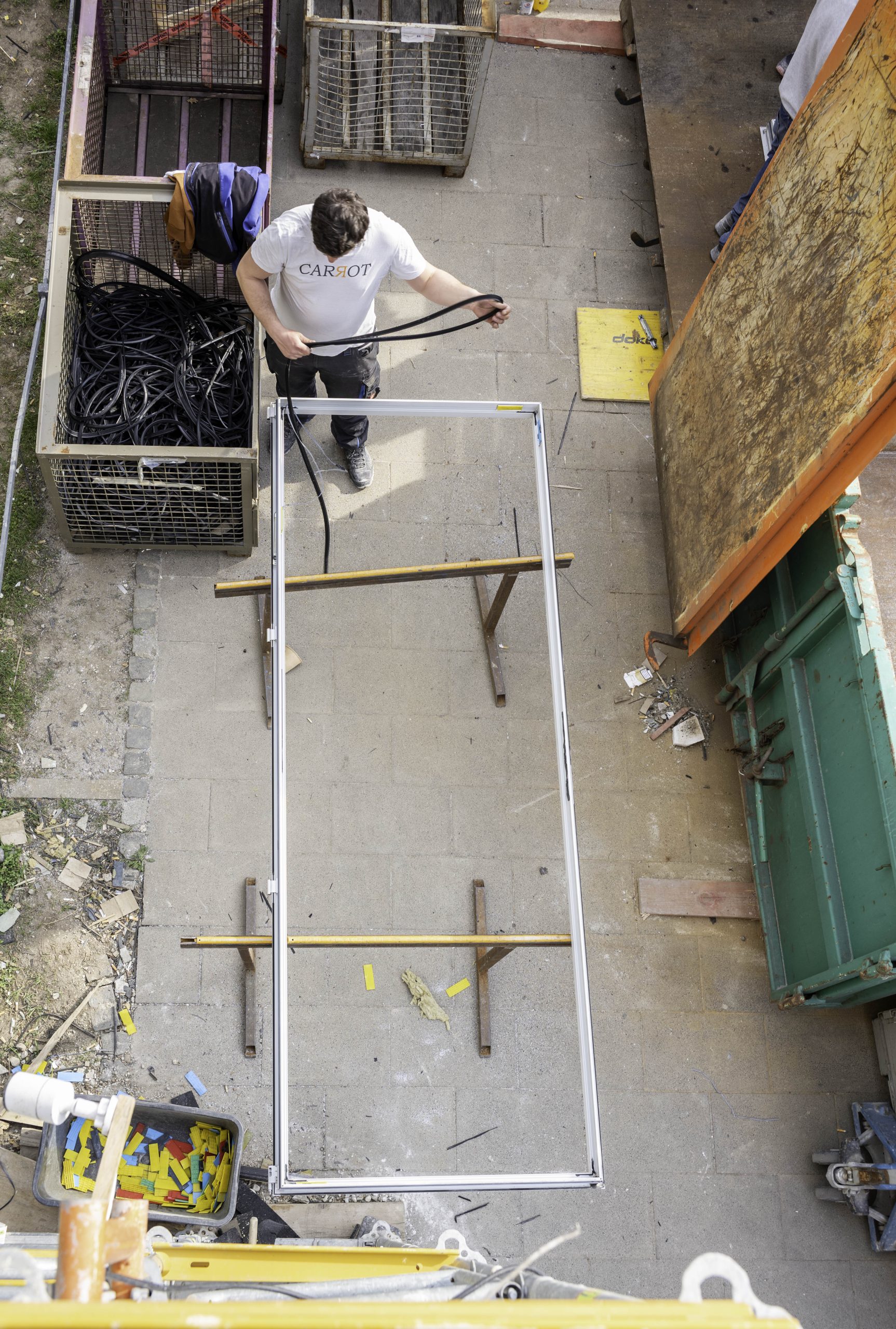 Hier sieht man einen großen Fensterrahmen auf dem Boden.
